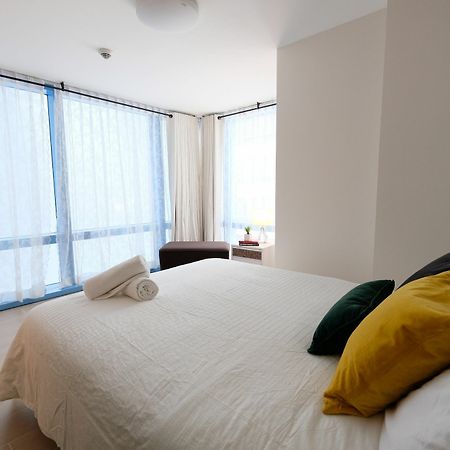 Csuites At Two Central Residences Макати Экстерьер фото