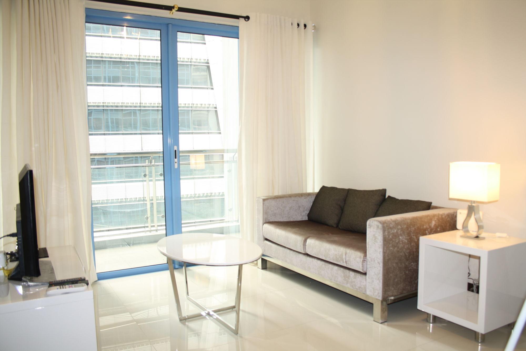 Csuites At Two Central Residences Макати Экстерьер фото