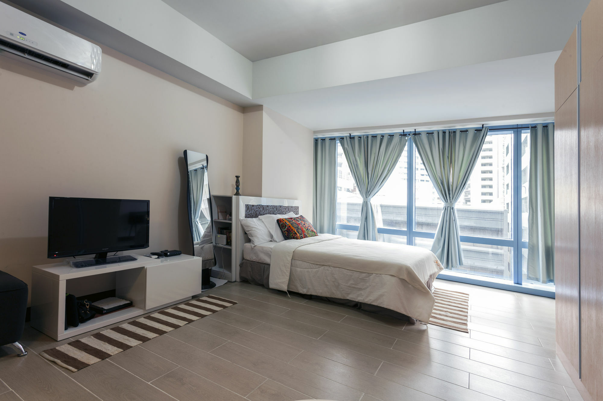 Csuites At Two Central Residences Макати Экстерьер фото