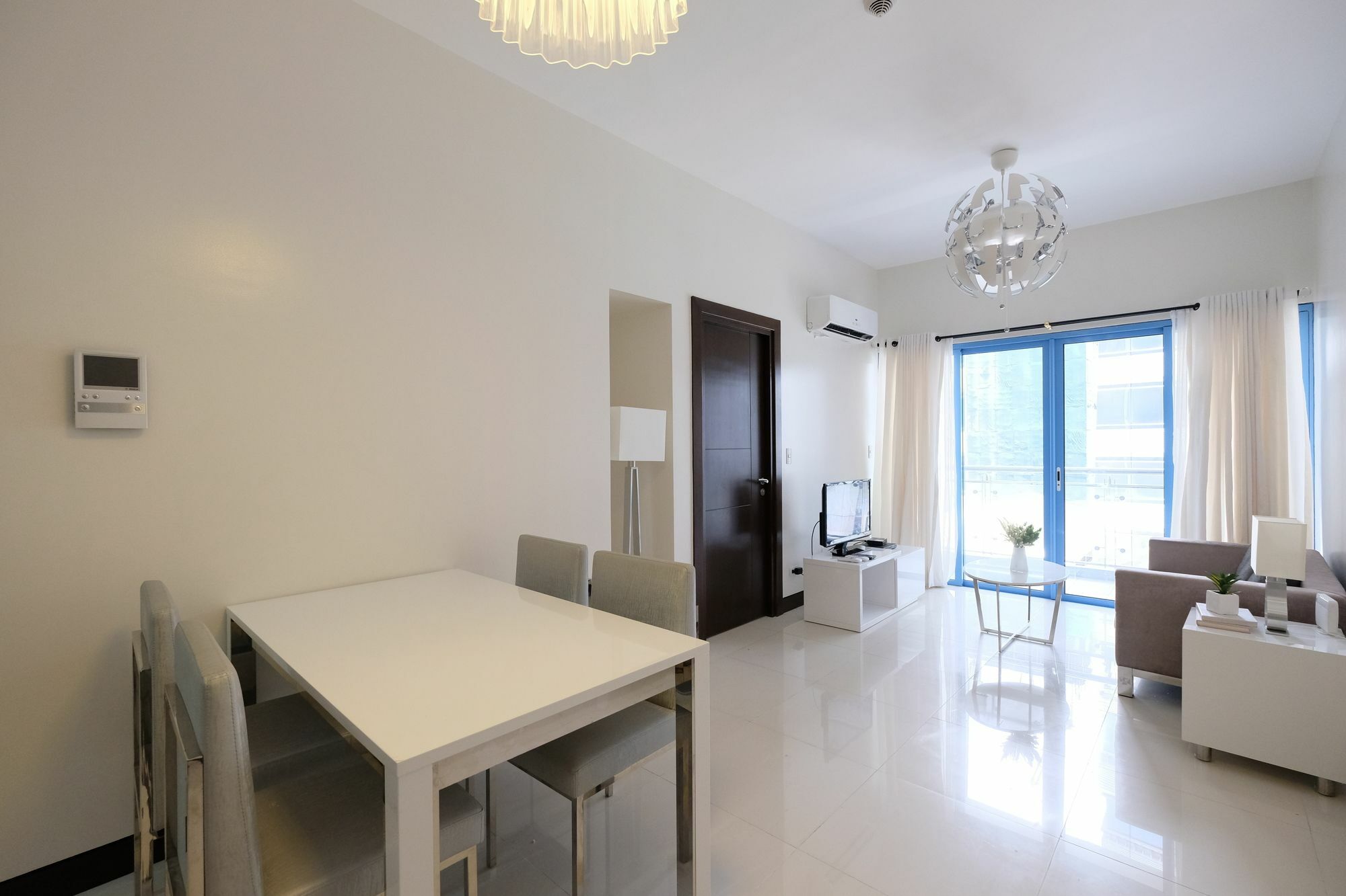 Csuites At Two Central Residences Макати Экстерьер фото
