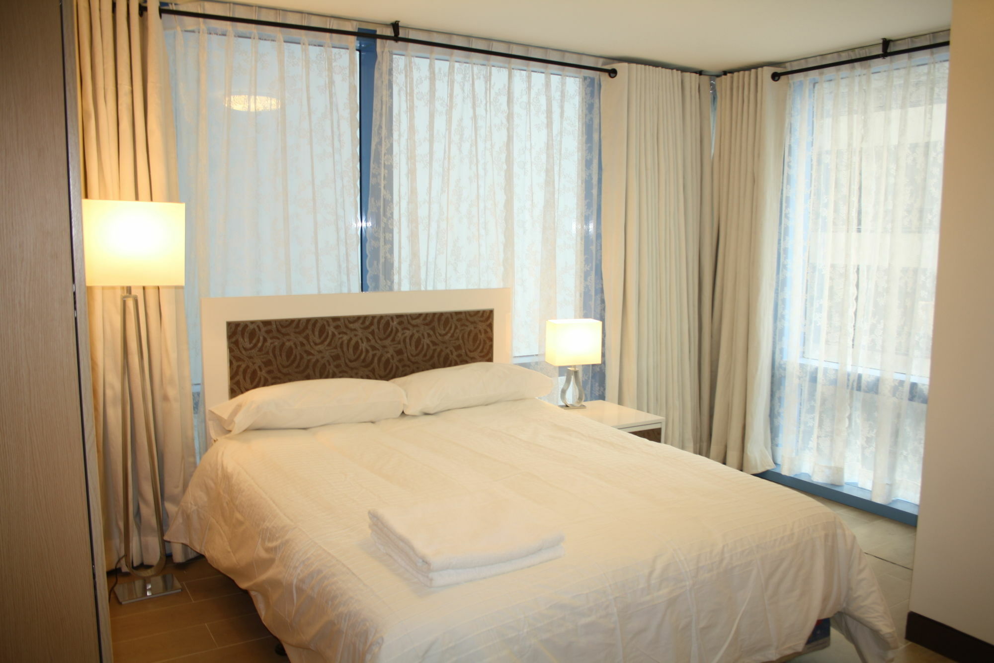 Csuites At Two Central Residences Макати Экстерьер фото