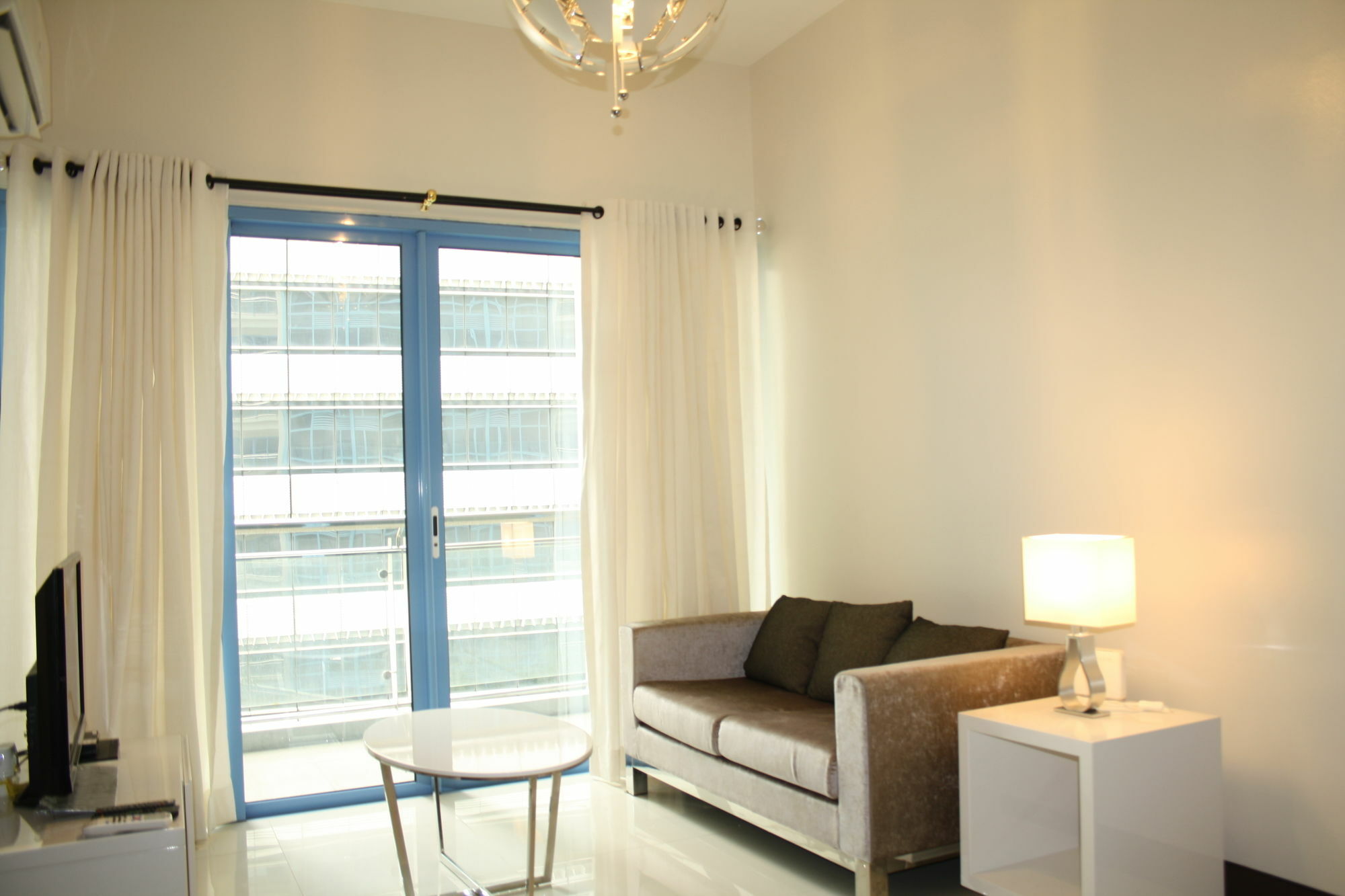 Csuites At Two Central Residences Макати Экстерьер фото