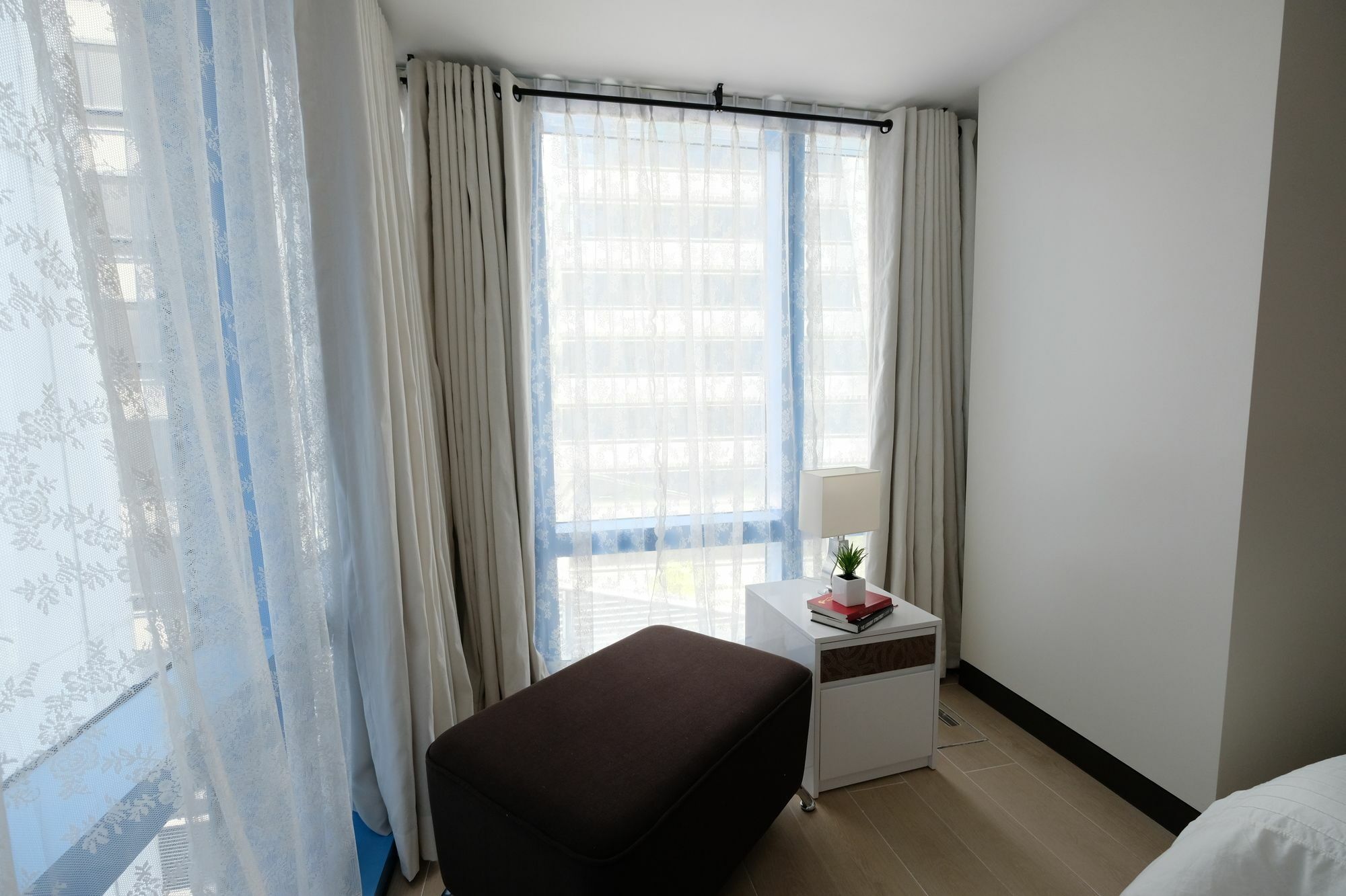 Csuites At Two Central Residences Макати Экстерьер фото