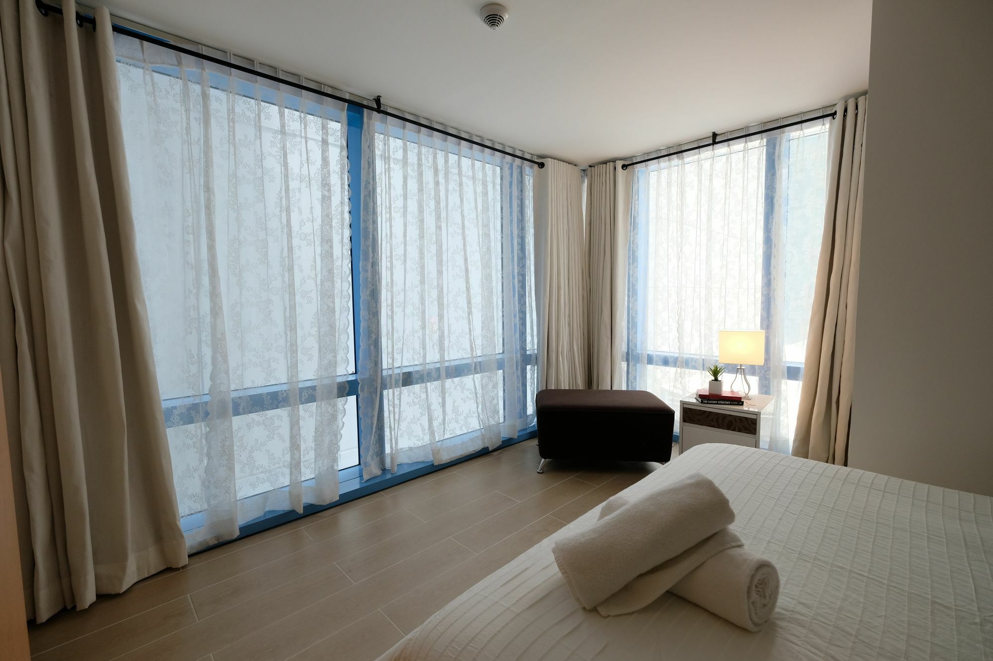 Csuites At Two Central Residences Макати Экстерьер фото