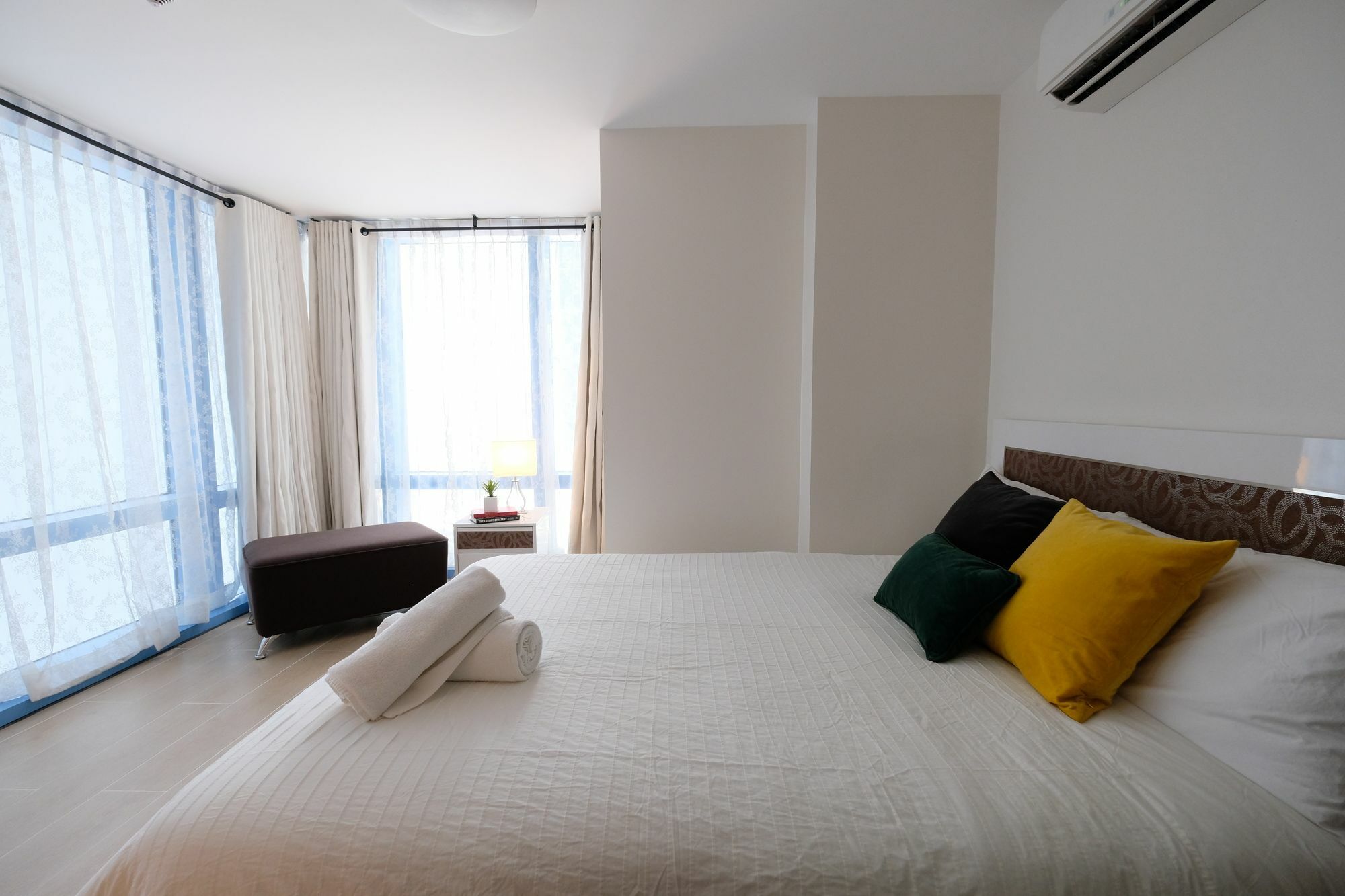 Csuites At Two Central Residences Макати Экстерьер фото