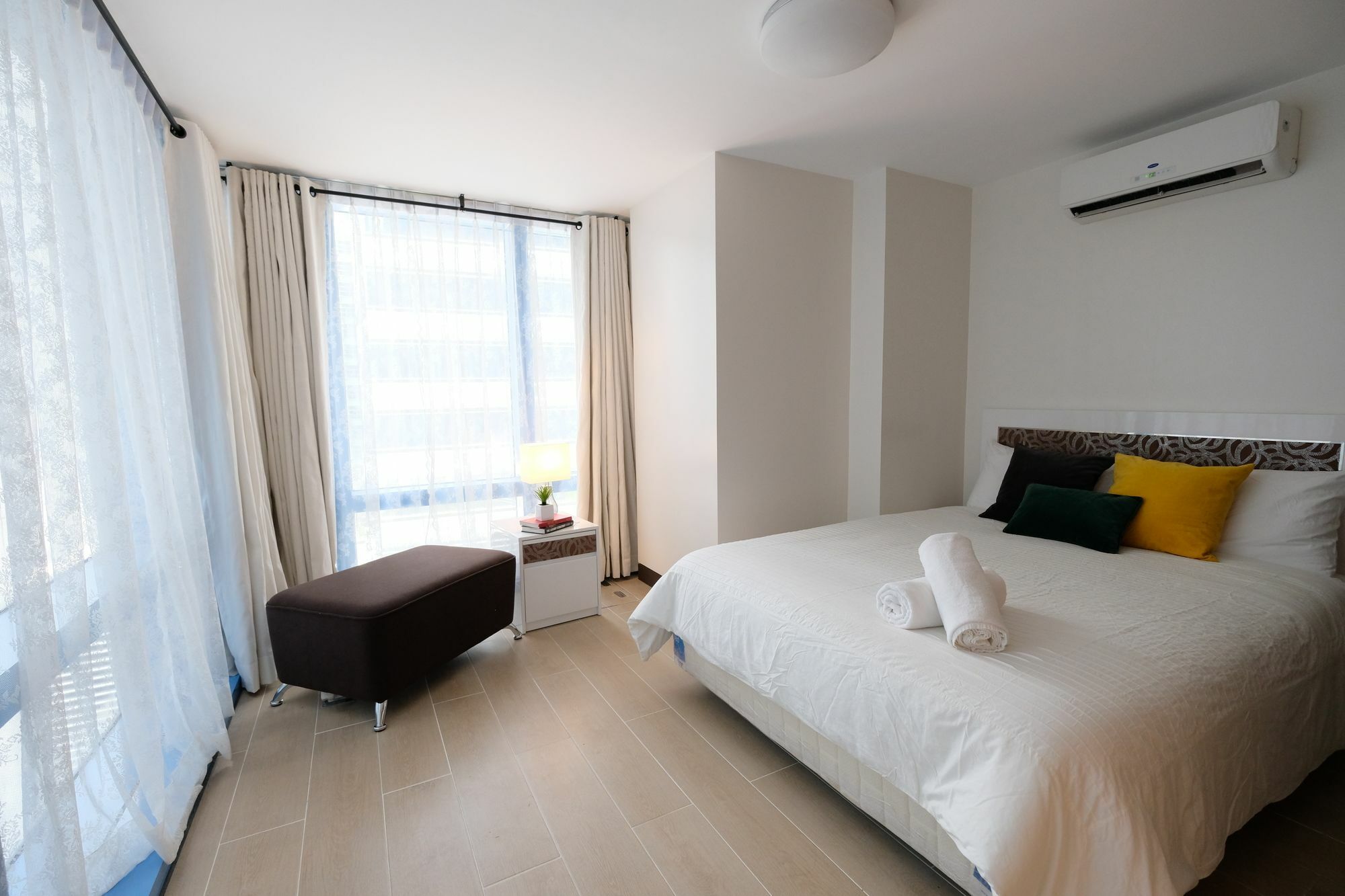 Csuites At Two Central Residences Макати Экстерьер фото