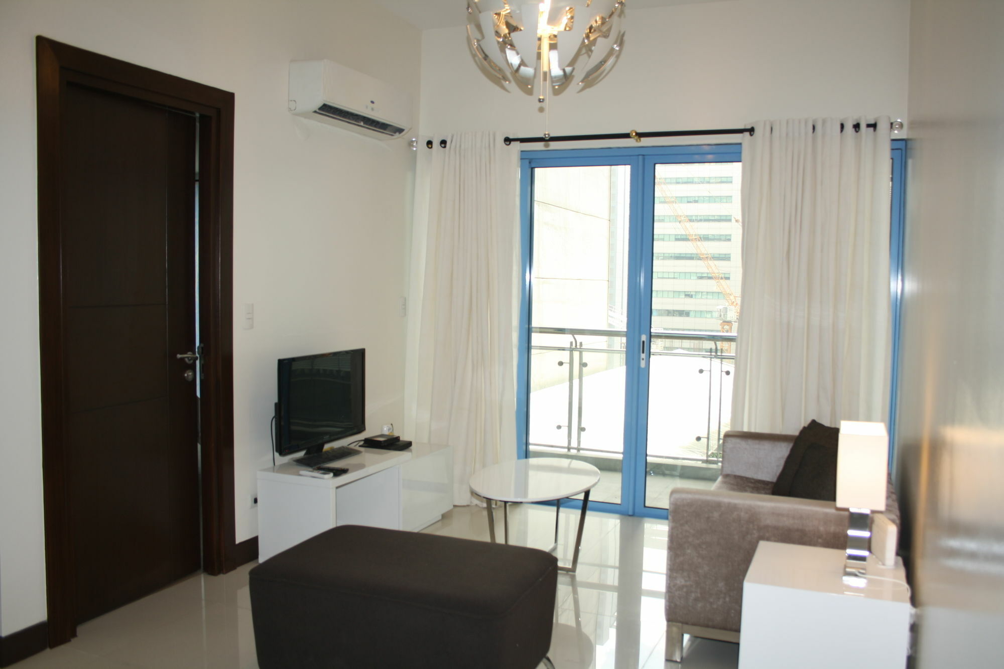 Csuites At Two Central Residences Макати Экстерьер фото