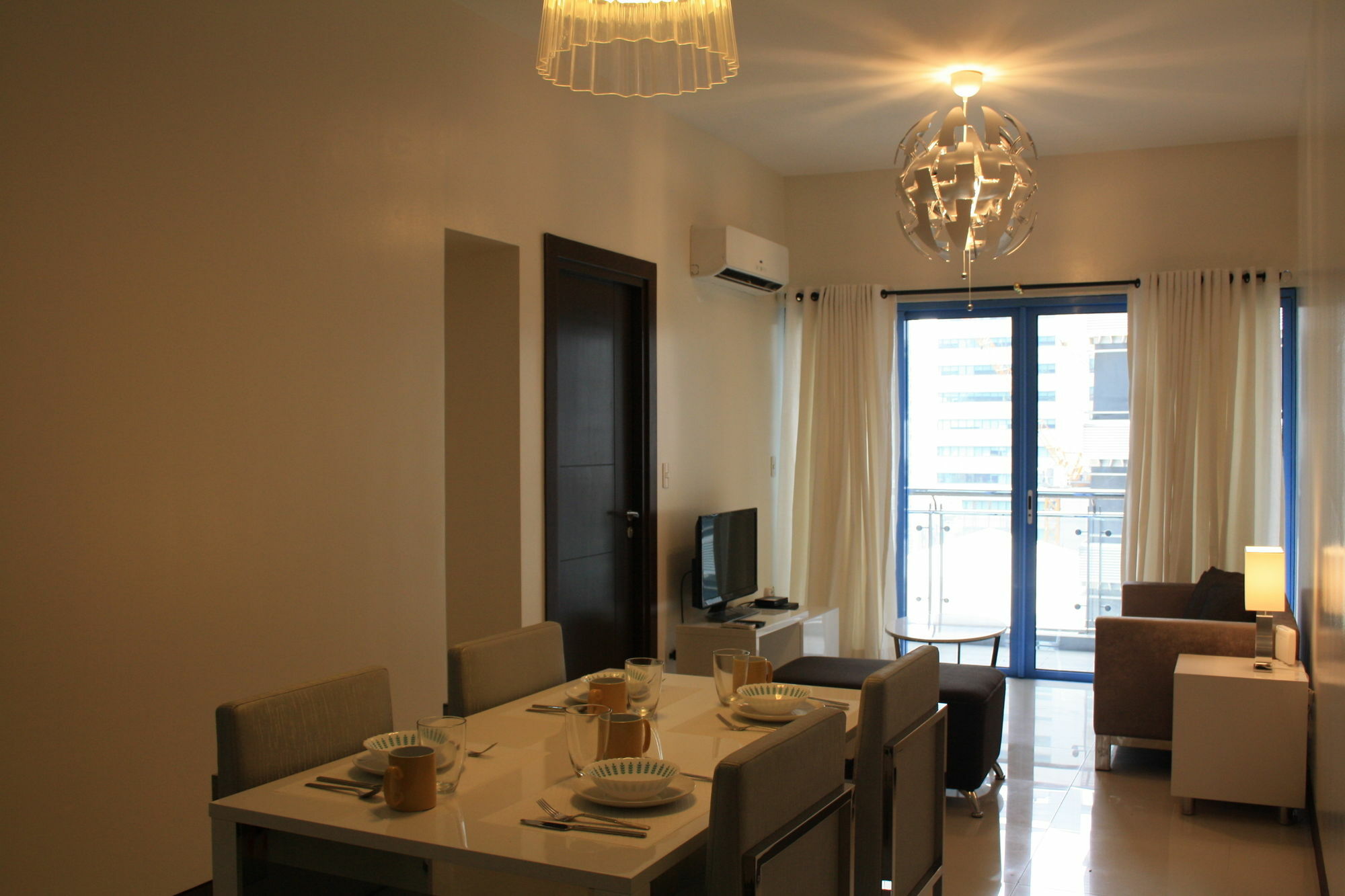 Csuites At Two Central Residences Макати Экстерьер фото